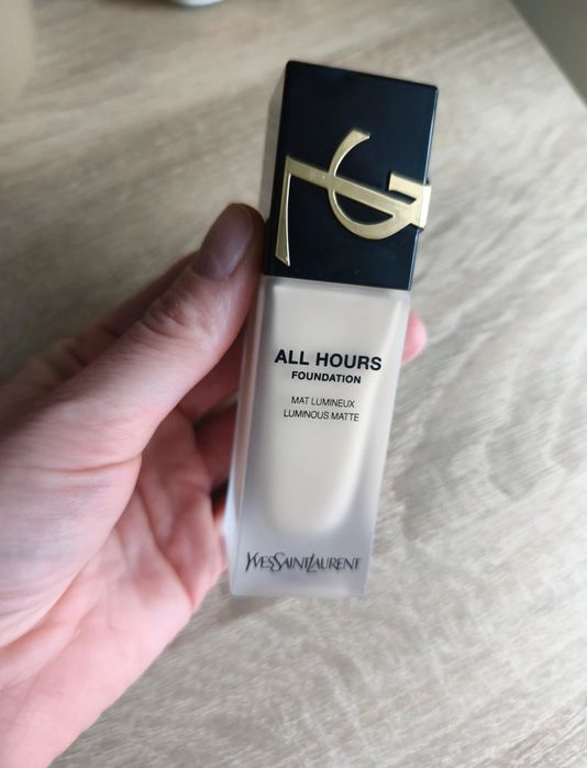 Podkład Yves Saint Laurent LC1