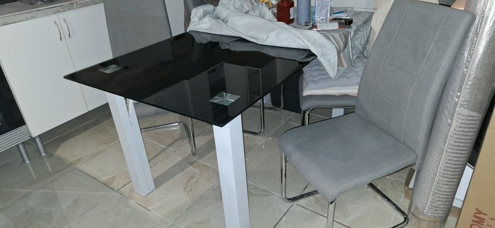 Conjunto mesa de jantar c/ 4 cadeiras pouco usado