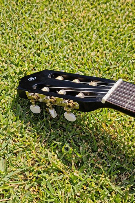 Guitarra clássica preta Yamaha