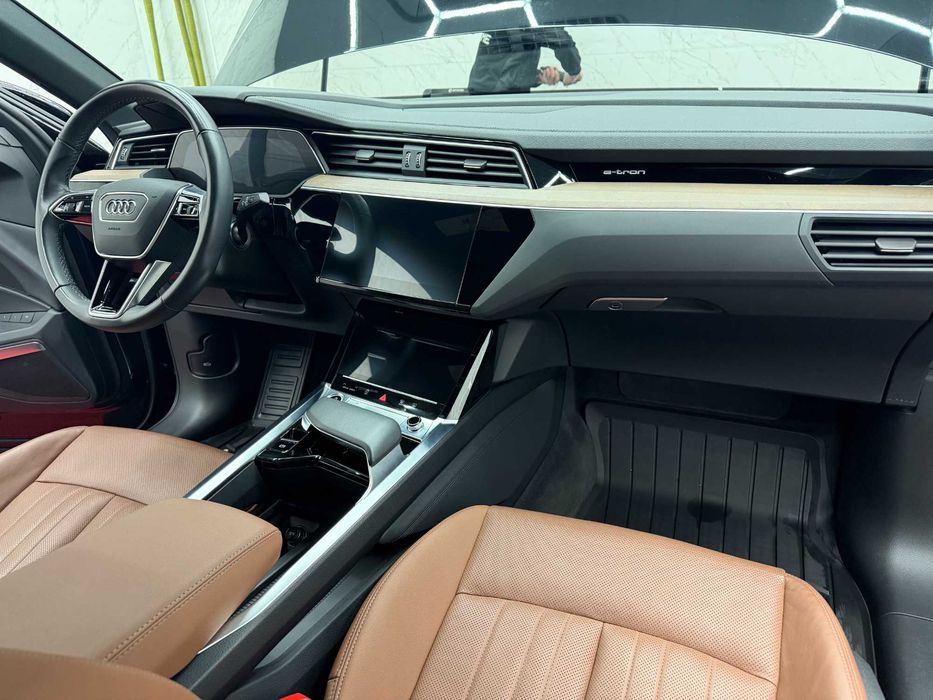 8
Audi Q8 e-tron 2023