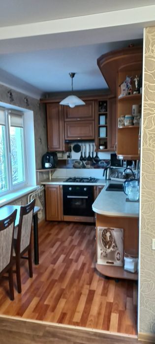 Продам 3-х кімнатну квартиру на Перемоги, 107