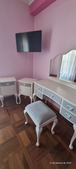 Tocador com banco e mesas cabeceira