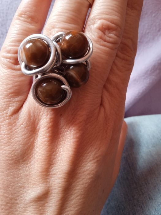 Anel bolas castanhas