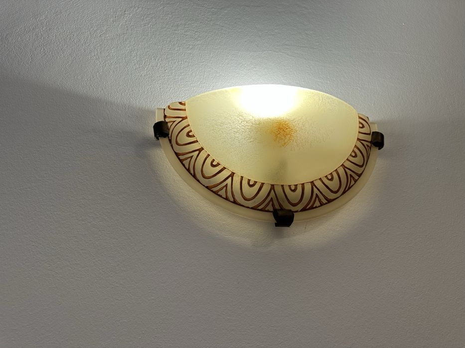 Zestaw plafon sufitowy plus trzy kinkiety. Caly zestaw jest szklany.