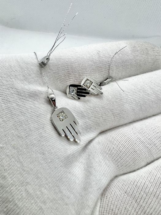 Золотой кулон и серьги с бриллиантами.