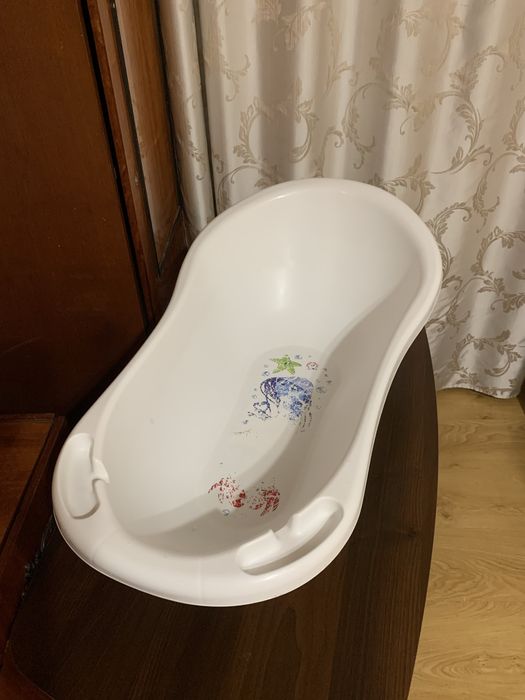 Біленька дитяча ванночка