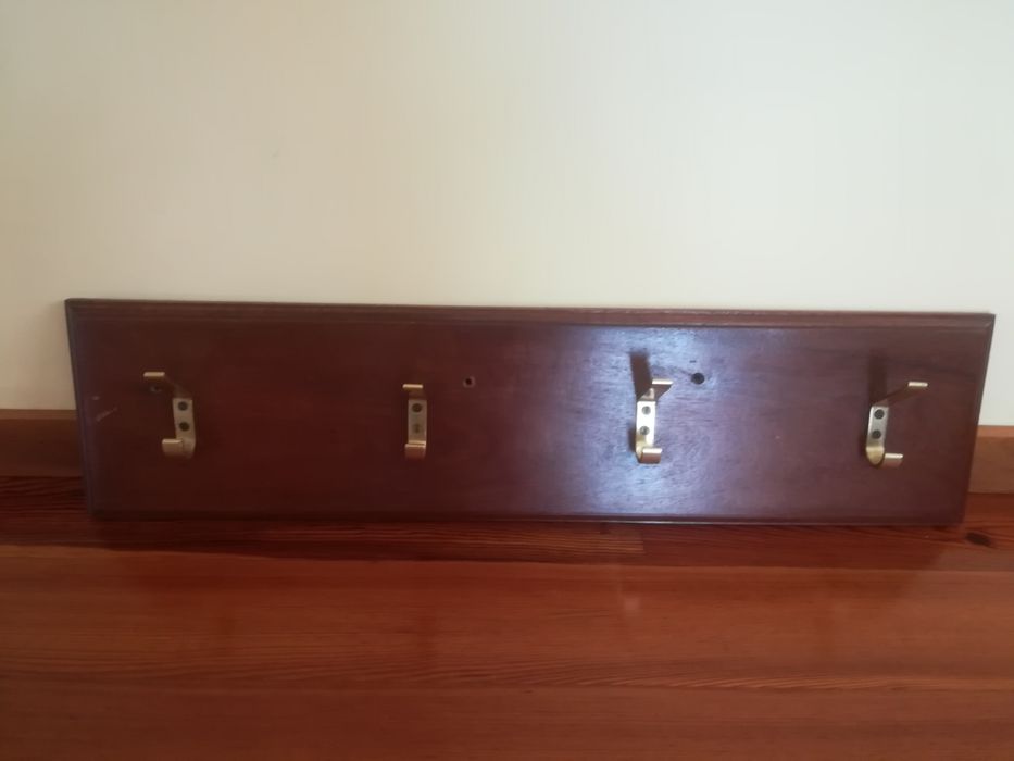 Cabide em madeira maciça