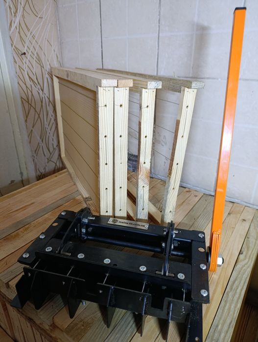 Дирокол для рамок пасічний Меліса 93