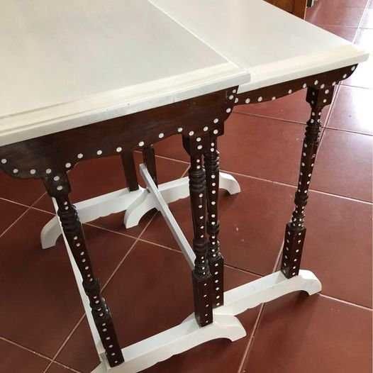 Duas mesas de Apoio, em madeira e tampos em branco, bom estado