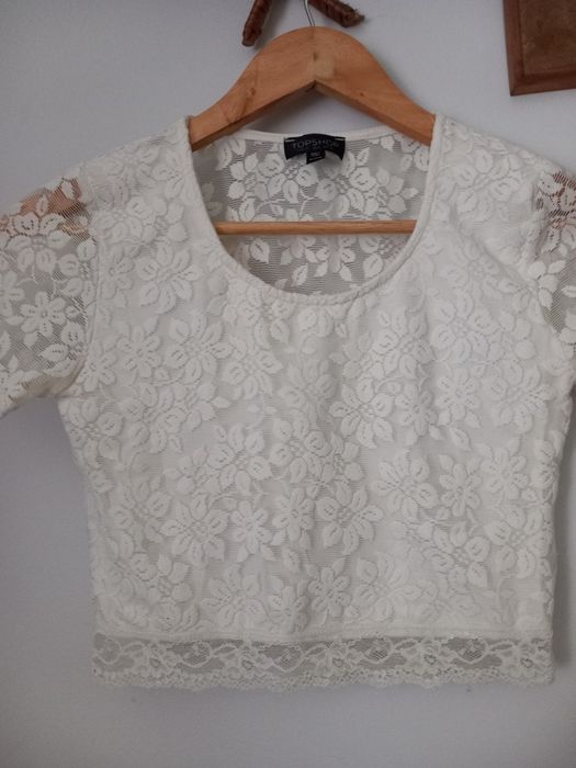 Biały crop top z przesifitującymi plecami