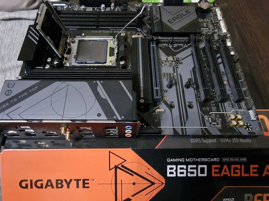 Материнська плата AM5 сокет Gigabyte B650 Eagle AX . Amd B650
