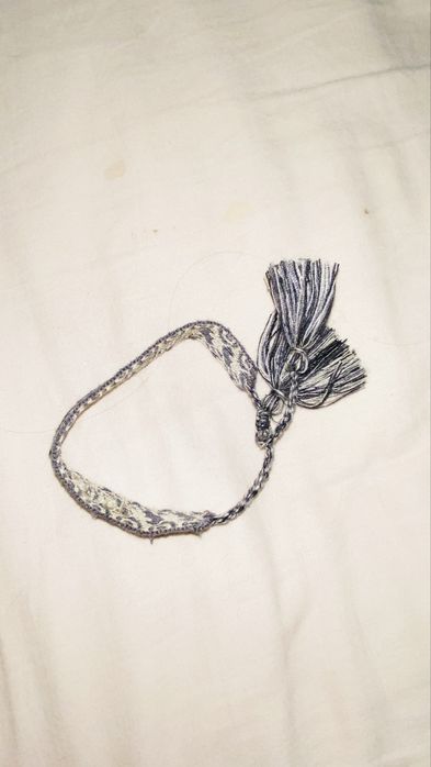 Pulseira em tecido cinzenta