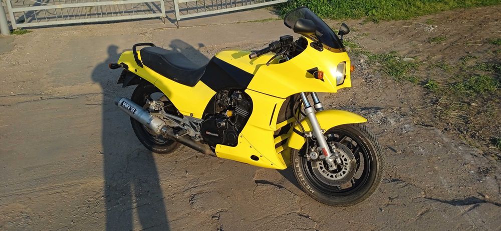 Kawasaki gpz900.       .