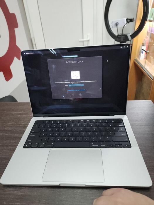 Macbook pro 2023  14,model a2779 silver, на Icloud на запчастини