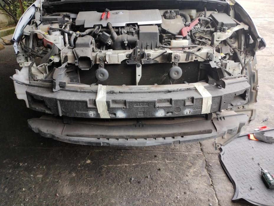 Toyota Prius IV Wzmocnienie czołowe błotnik reflektor chłodnicę hybryd