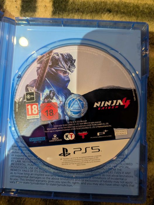 Playstation 5 com leitor de disco, 2 comandos e 3 jogos