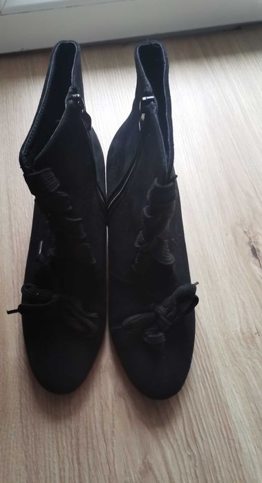 Czarne buciki na słupku