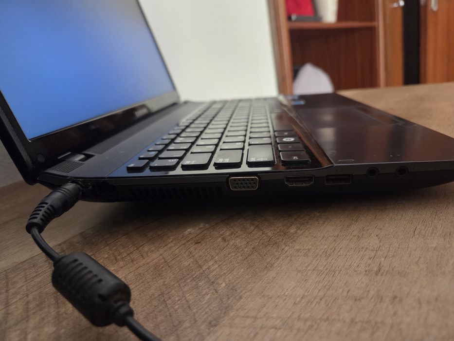 Portátil Samsung Série 3 (i3 / 5GB RAM / Nvidia GeForce / Bateria NOVA)