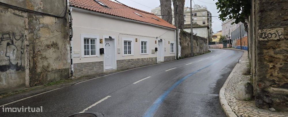 Ground-floor and semi-detached T2+1 house fully renovated in the center of Sacavém