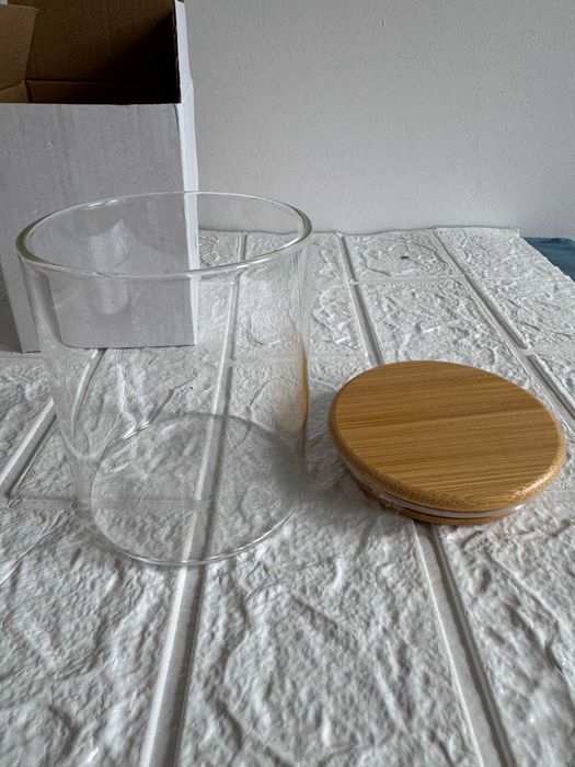 Komplet 4 szklanych pojemników z bambusowymi pokrywkami