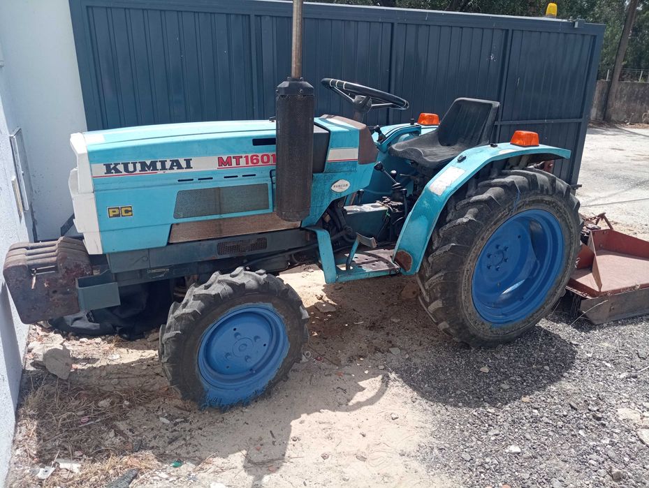 Tractor agrícola com 7 alfaias