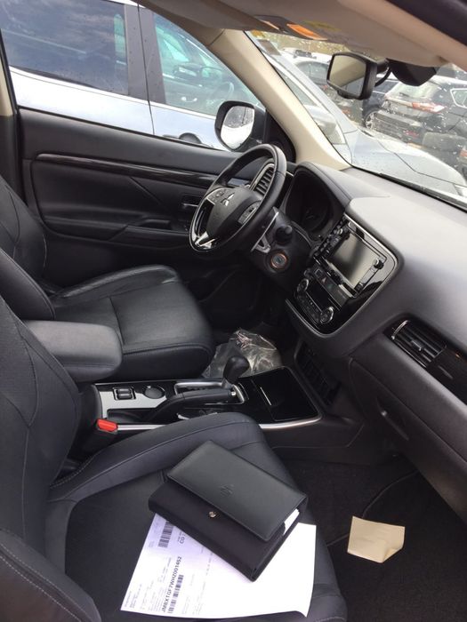 Mitsubishi Outlander PHEV Plus 4WD Plug-In Hybrid,