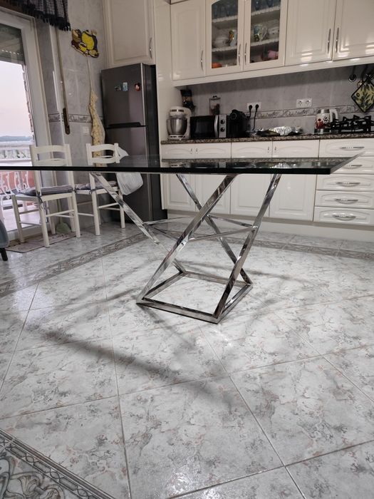 Mesa de Refeição Design Moderno -Vidro Temperado e Pé Metálico Cromado