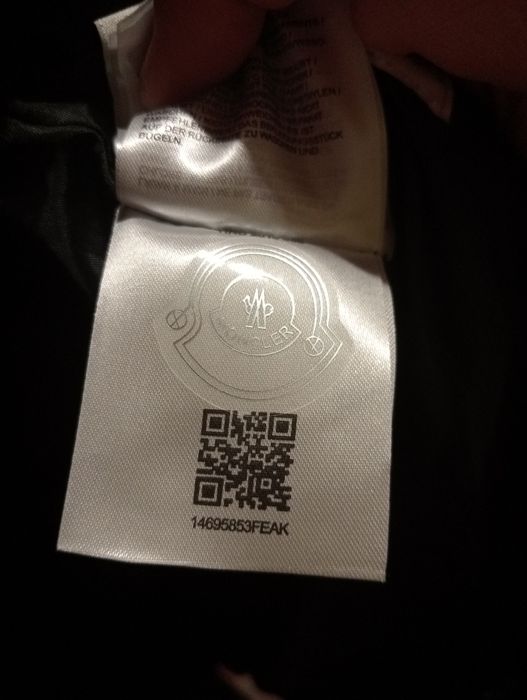 Куртка  фірми MONCLER.