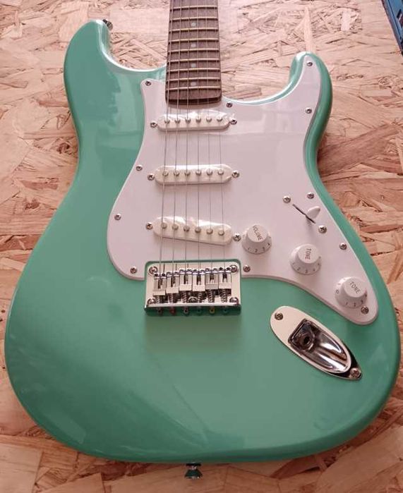 Fender Squier Bullet Stratocaster ht Sfm Seafoam Green