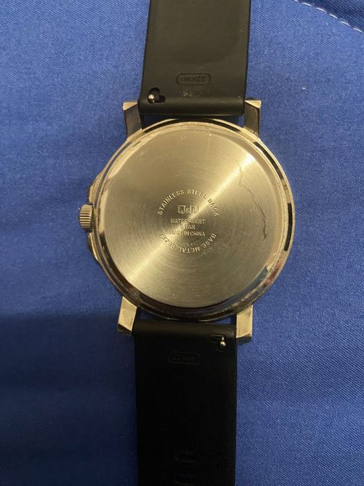 Relógio homem marca QQ com pelicula gel e pulseira preta