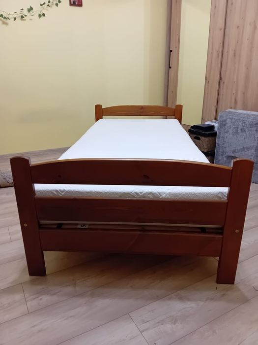 Łóżko z materacem