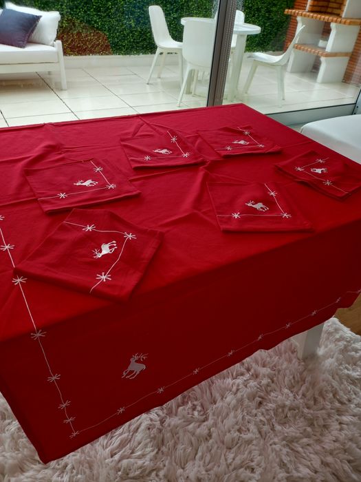 Toalha de Natal bordada com 6 guardanapos  25€