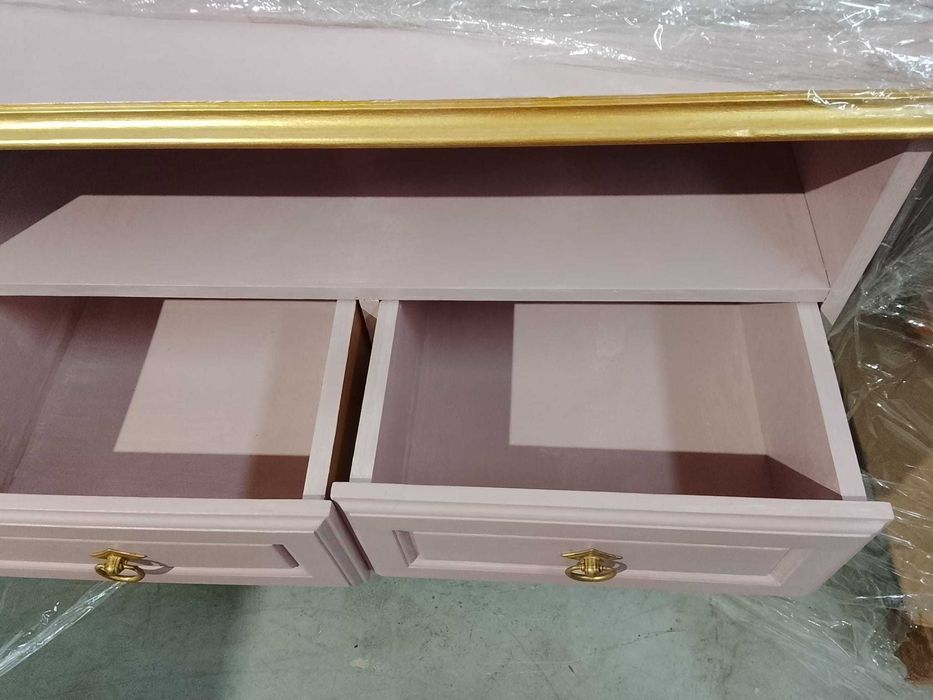 Móvel Pintado na Cor rosa e dourado