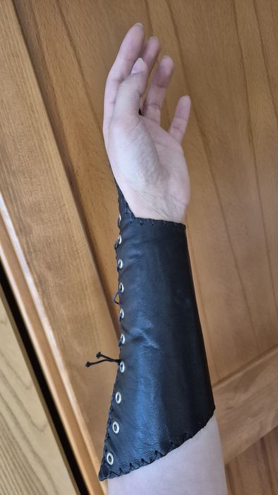 Pulseira em couro com atilhos