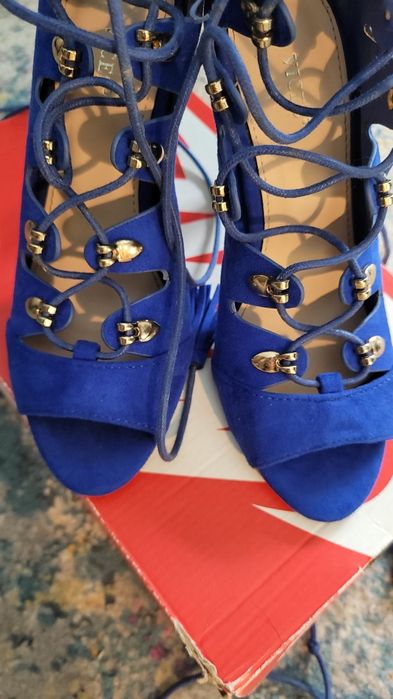 Niebieskie szpilki wiązane