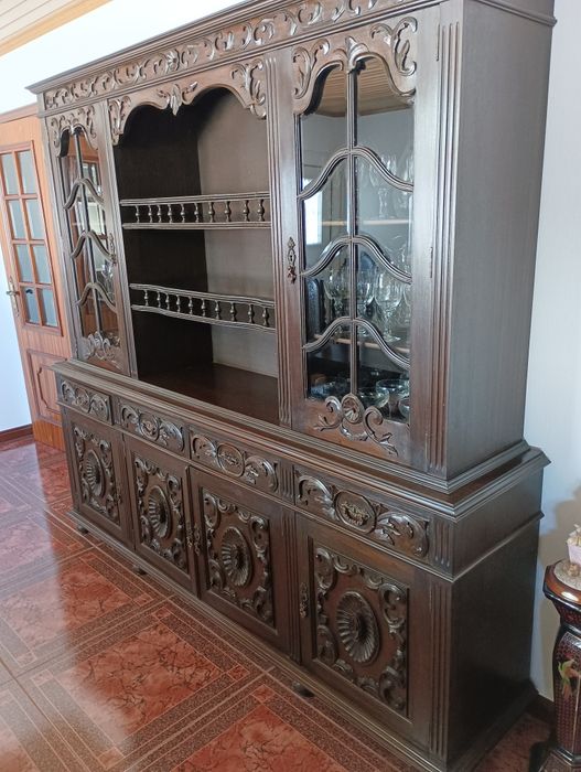 Mobília de Sala de Jantar Clássica – Mesa, Aparador com Cristaleira e 8 Cadeiras