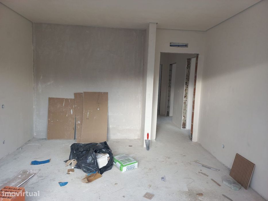 Moradia T3 em final de construção, com piscina, em Fernão Ferro