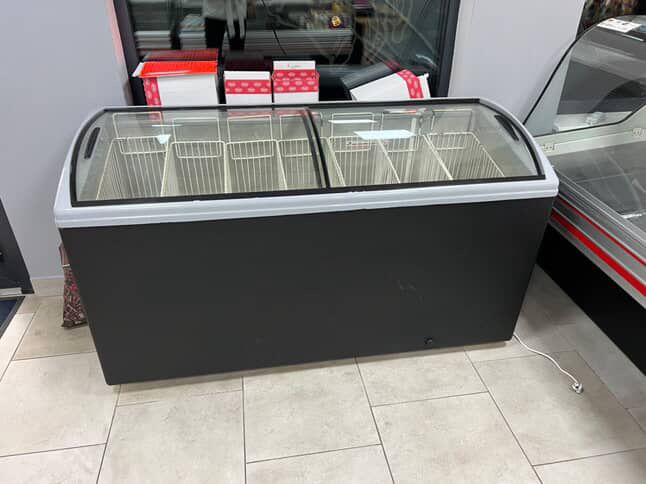 Продам морозильну вітрину