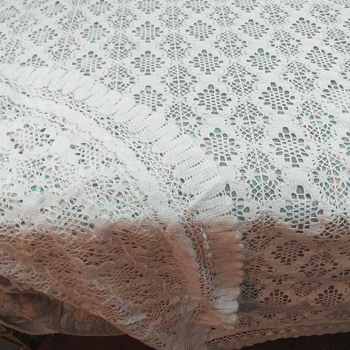 Colcha de casal rendada, branca. Preço: 30 eur.