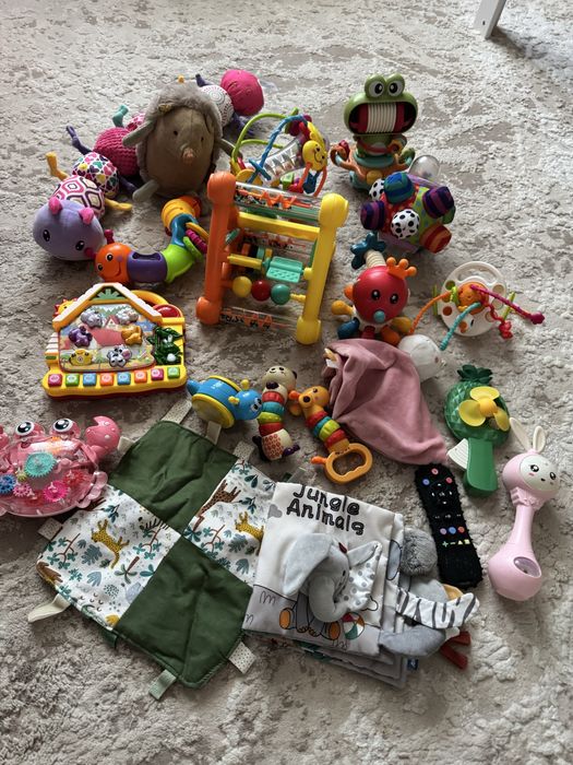 Іграшки для малюка 0+