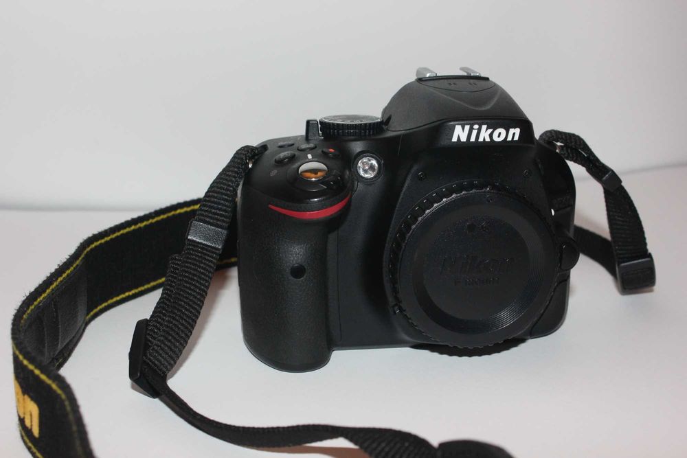 Nikon D5200 com Lentes Nikon 18-55mm e Tokina 11-16mm mais Acessórios!