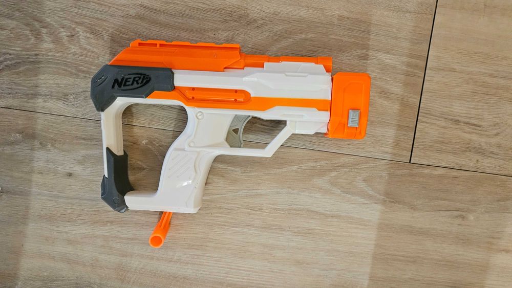 NERF ELITE FIRESTRIKE – Pistolet z Celownikiem Laserowym!