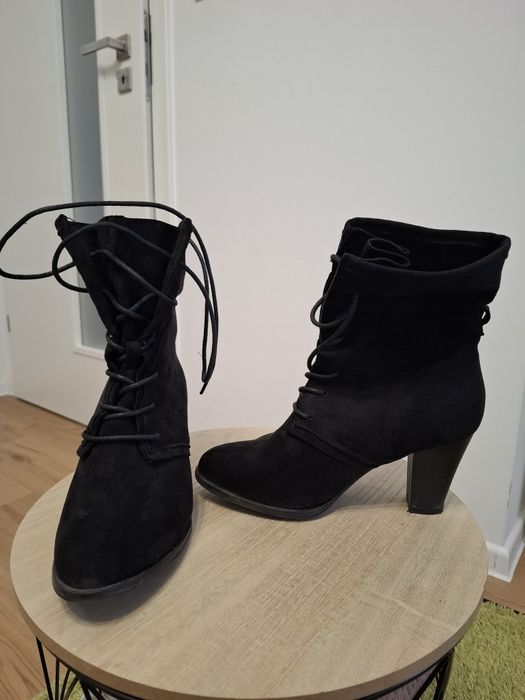 Botki zamszowe wiązane