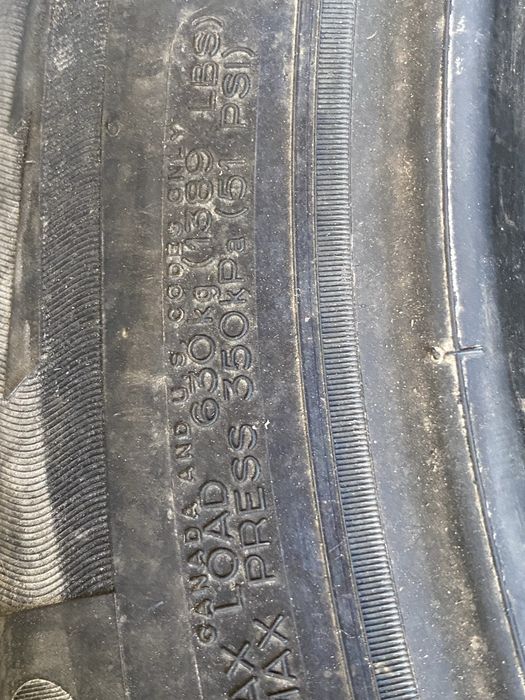 2 Pneus Michelin Alpin 205 60 R16. Muito bom estado conforme fotos.