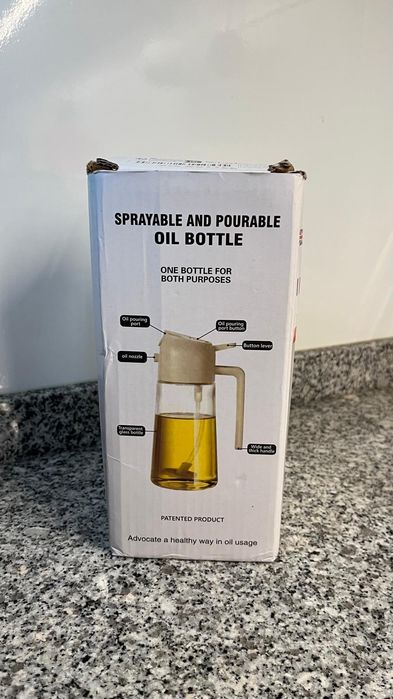 Recipiente em vidro  escuro  para azeite  com spray