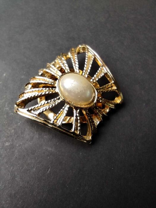 Broszka - klips do apaszki - vintage z metalu z imitacją perły.