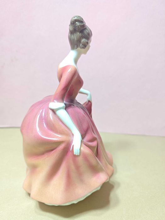 Figurka porcelanowa "WINTER WELCOME" Royal Doulton HN3611