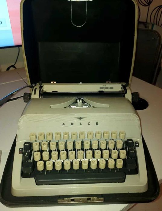 Máquina de escrever Adler