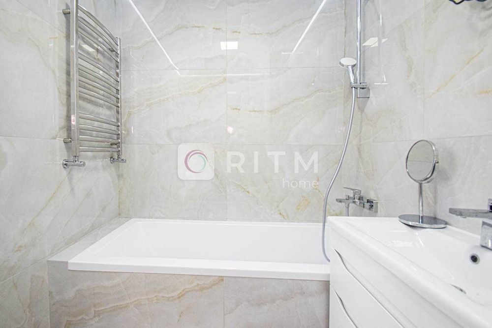 Продається сучасна 2-кімнатна квартира + кухня студія в центрі міста