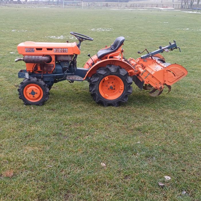 Traktor ogrodowy KUBOTA B5001 4x4 Zestaw
